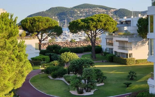 Garden and beach sea view apartment Cannes