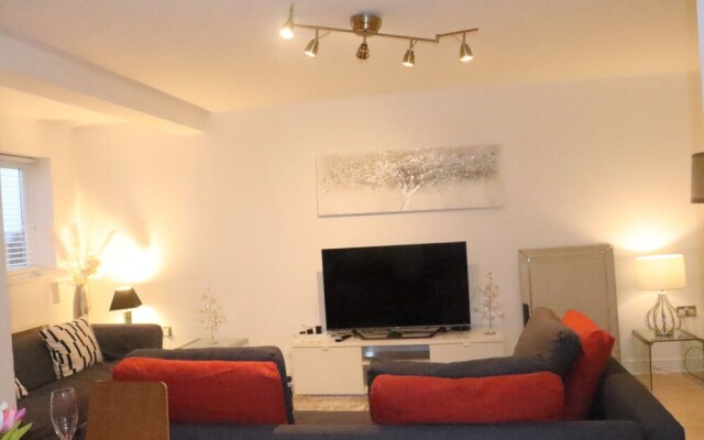 Skyline Haven Modern 2BR w/ Free Parking & 4kTV