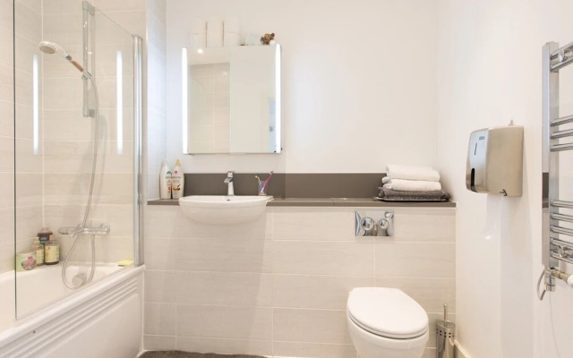 Lovely 2BD Flat With Views in North London