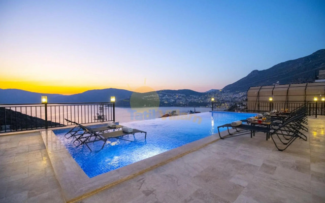 Ketchy Villa , Sleeps 14 , Infinity pool , Wifi , Sunset