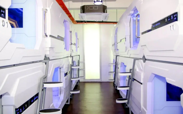 UZ Airport Capsule Hotel