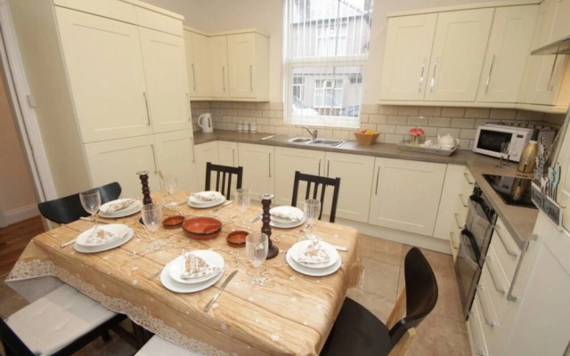 Large 6 bed House With Hot Tub