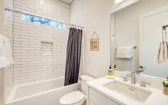 2 Homes in 1! Centrally Located Near Soco