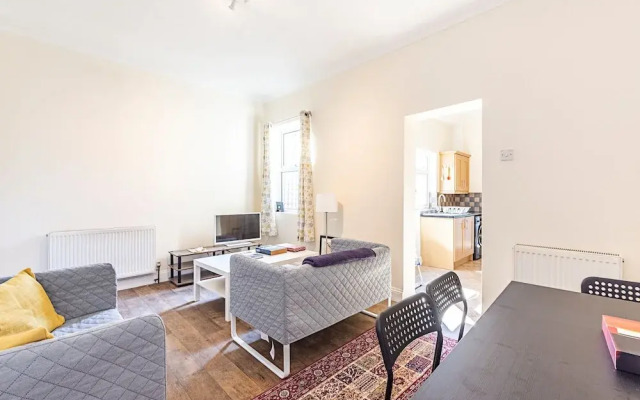 Spacious 4 Bed Apartment Near Tooting Gardens