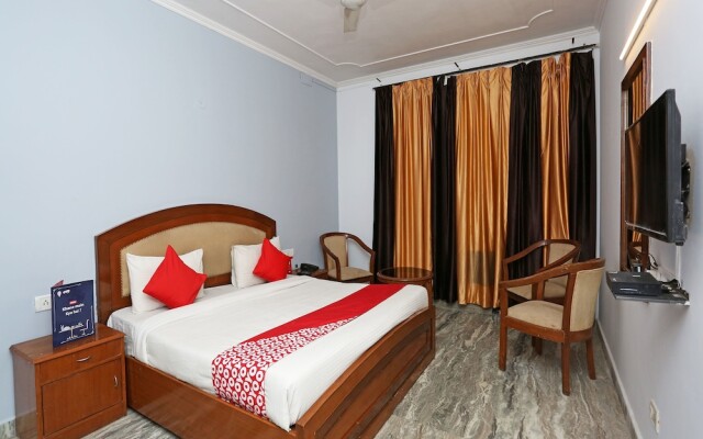 OYO 13843 Moonlight Residency
