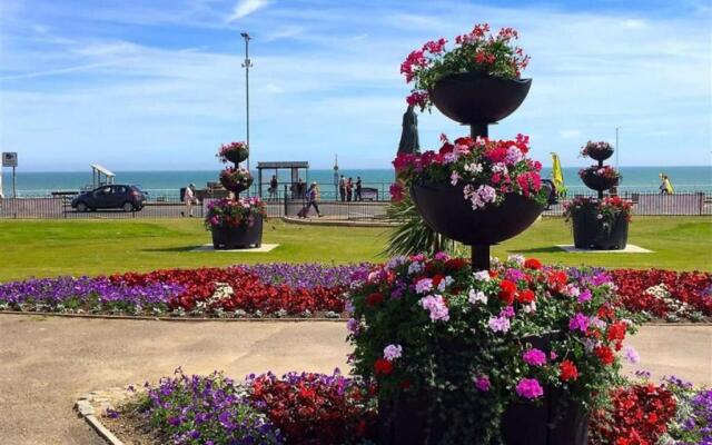 The Hideaway 2mins To The Beach