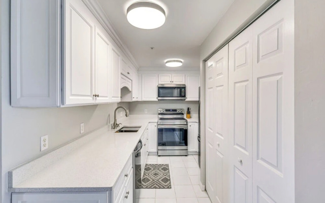 < 1 Mi to Beach: Sleek Naples Condo