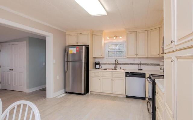 Bill's Place by Oak Island Accommodations