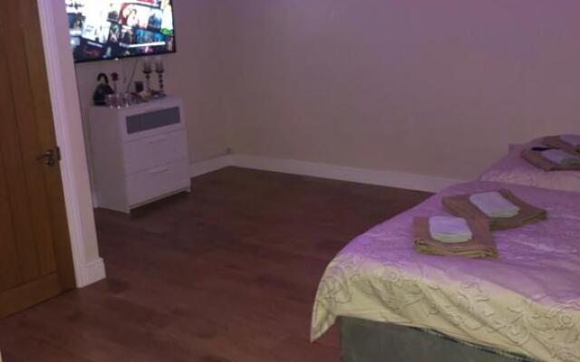 BIG ROOM rusholme WITH TV AND PRIVATE BATHROOM-parking&wifi