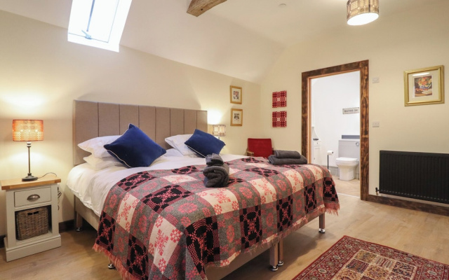 Godre'r Gyrn, Plas Moelfre Hall Barns