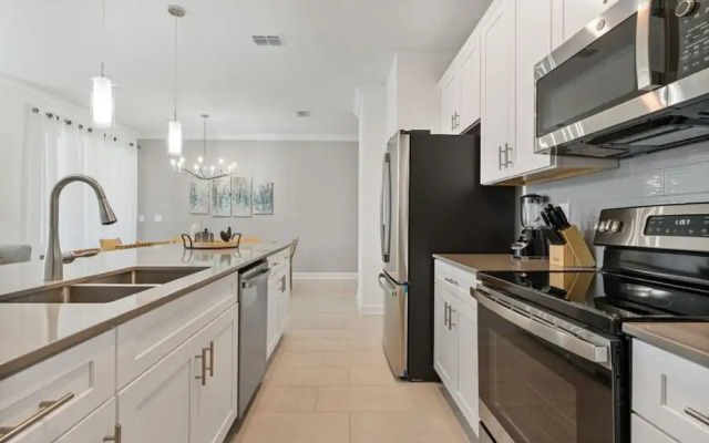 Amazing 4bdr House Storey Lake