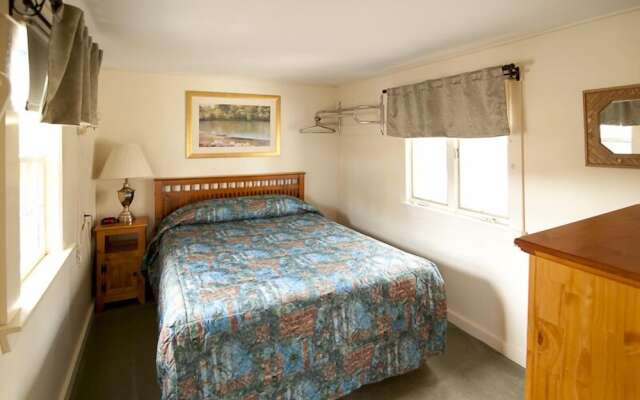 Riverbank Motel and Cabins