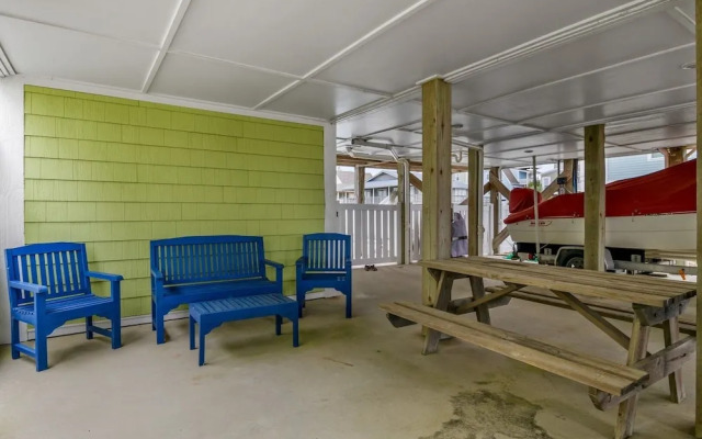 Bozeman Beach 4 Bedroom Home by Redawning
