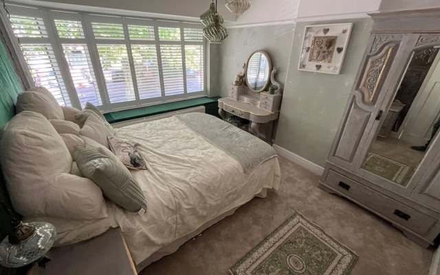 Cardiff - Sleeps 7 - Parking - Jacuzzi - Garden