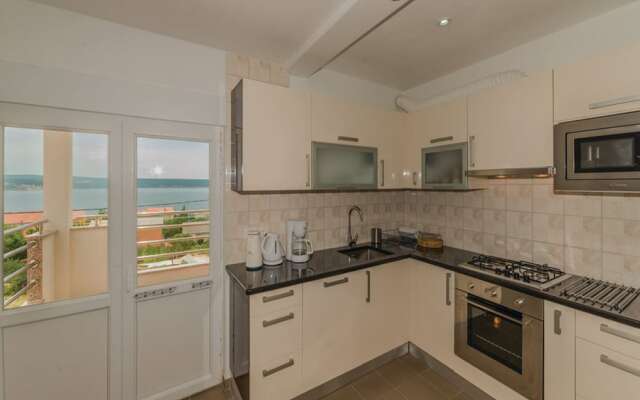 Spacious Villa in Maslenica with Swimming Pool