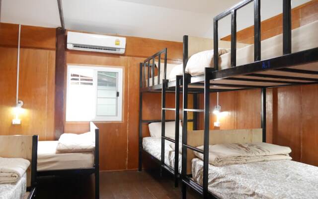 Lanta Chaolay Hostel