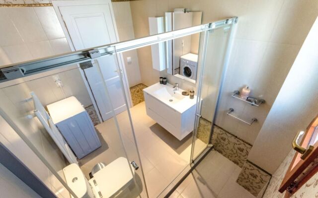 Leo - Unique Glyfada Apartment