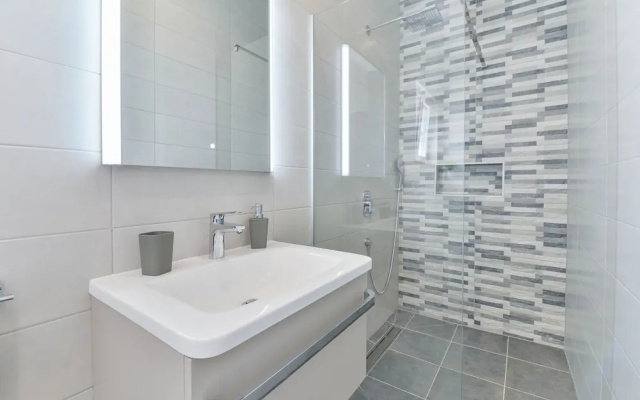 Modern & spacious villa with pool AE1445