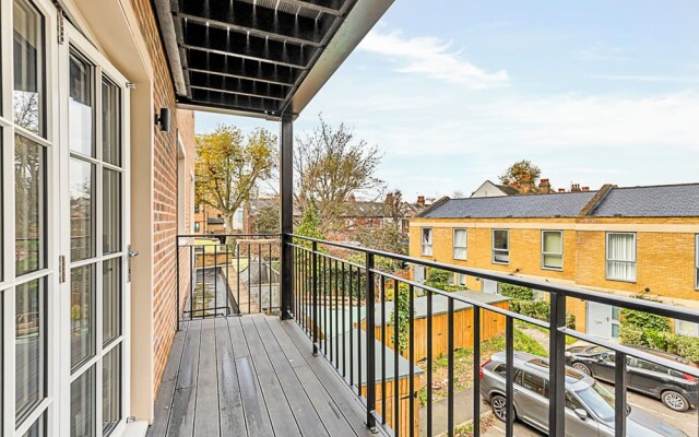 Sunny 2-bed Gem in Chiswick
