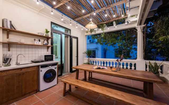 UNIQUE Creative Apartment w ROOFTOP Garden