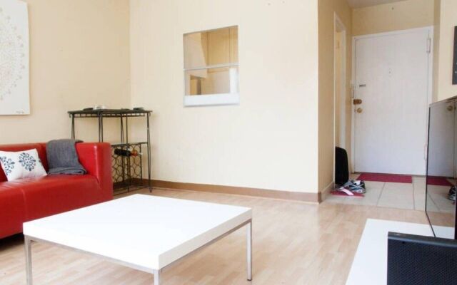 Cozy 1BR Rosslyn Apt with a View