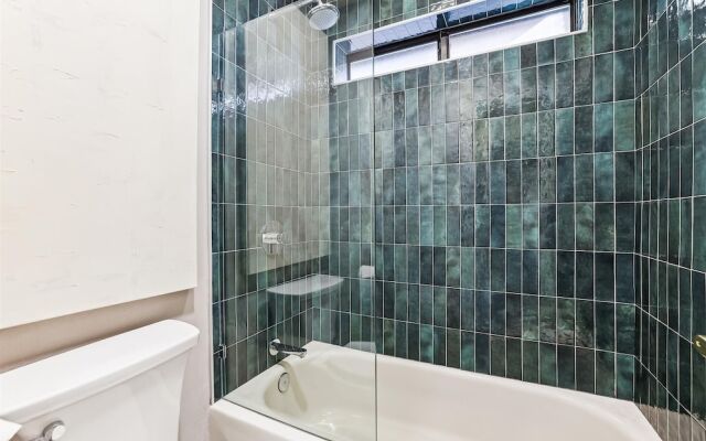 Park Forest  4 Bedroom Home by RedAwning