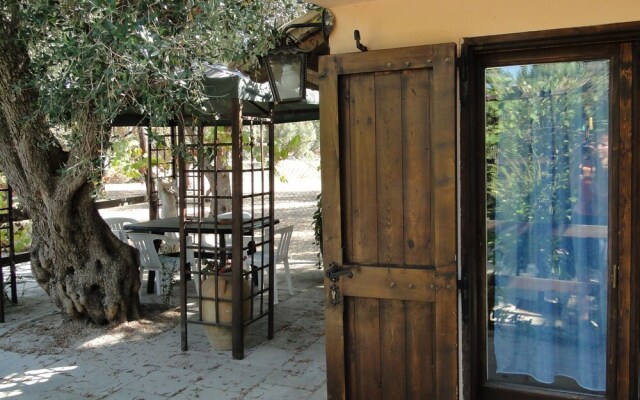 Secluded Holiday Home in Matino With Swimming Pool