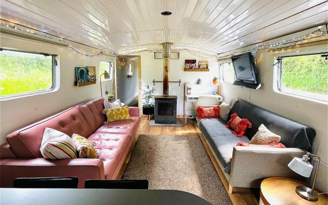Boutique Boat Stays Contemporary Barge