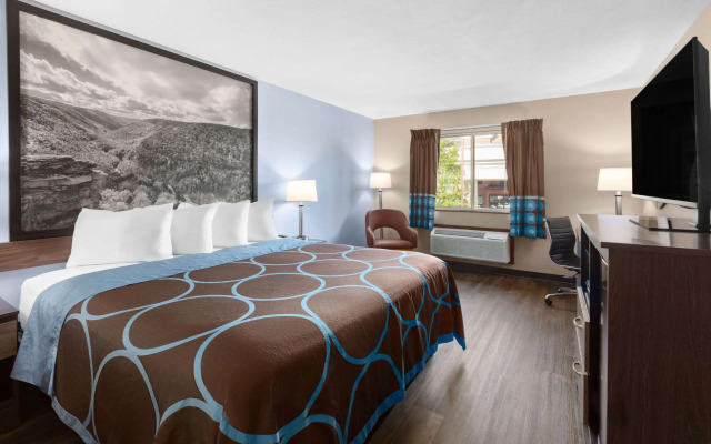 Super 8 by Wyndham Fairmont