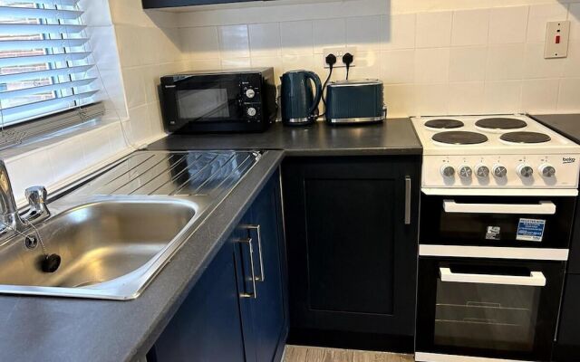 Essex 2 Bed Flat Near Station With Free Parking
