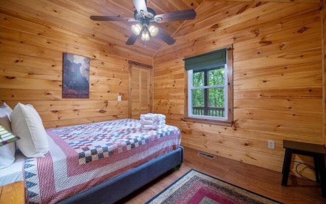 Ricks Retreat-log Cabin Near Blue Ridge hot tub