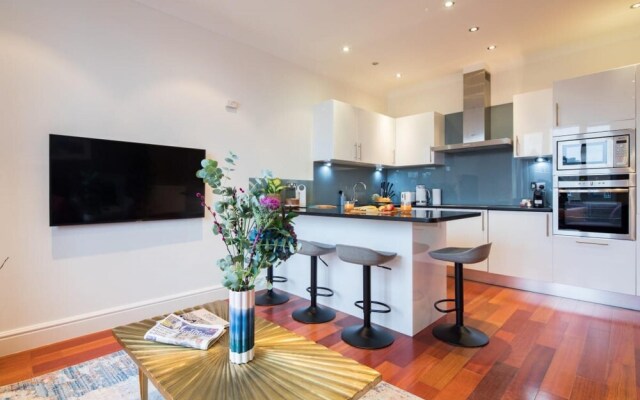 The Kensington Gardens - Modern & Bright 2BDR Flat