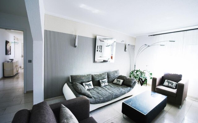 Junior Suite Apartment by Livingdowntown