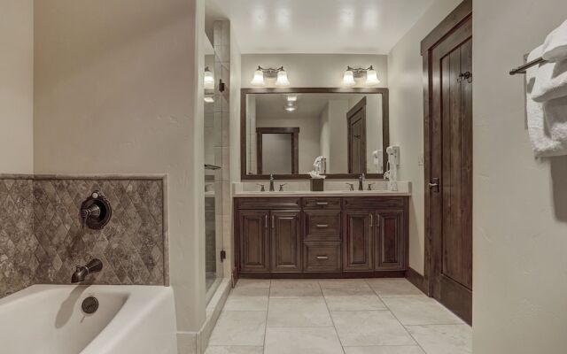 Luxury & Modern 2 Bdrm/2 Bath On Peak 7 2 Bedroom Condo by RedAwning