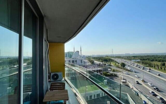 Lovely 1-B Living Apt Terrace Near Mall of Istanbul