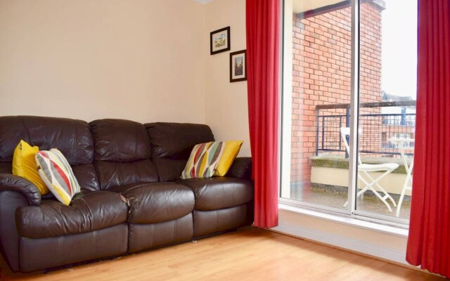 Colourful and Cosy 2 Bed in Ifsc With Balcony