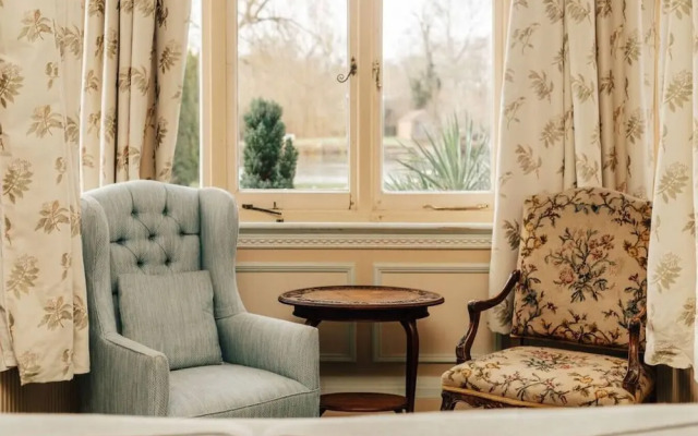 Waterfront Retreat in Hambleden