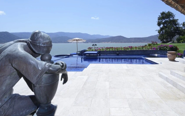 Espectacular y Enigmática Villa en Lago
