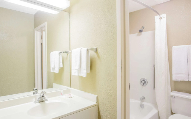 Howard Johnson by Wyndham San Pedro