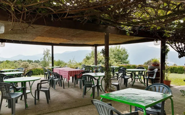 Unique Holiday Experience in Greenery near Lake