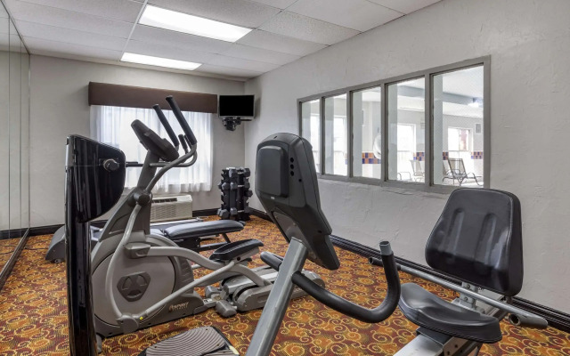 Quality Inn & Suites I-35 E / Walnut Hill