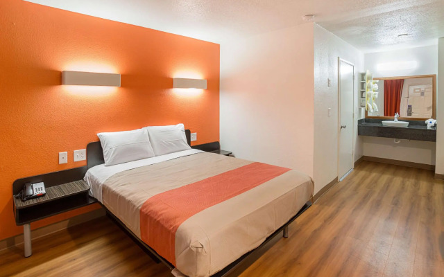 Motel 6 Grand Prairie, TX - Near Six Flags Drive