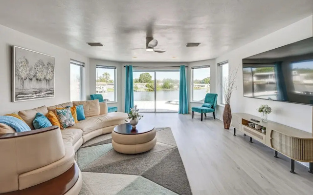 Sunset Views & Hot Tub: Lakefront Holiday Retreat!