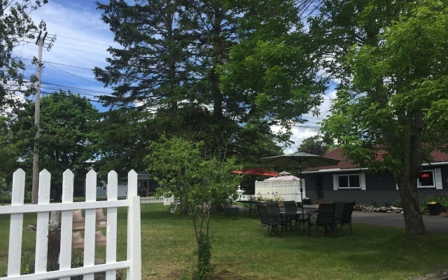 Greenside motel