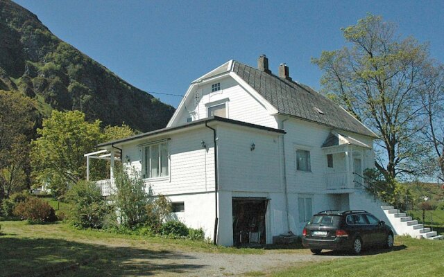 10 Person Holiday Home in Kjerstad