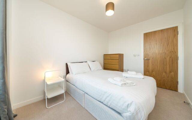 NEW 2BD Flat 4mins to Excel Centre Fast City Links