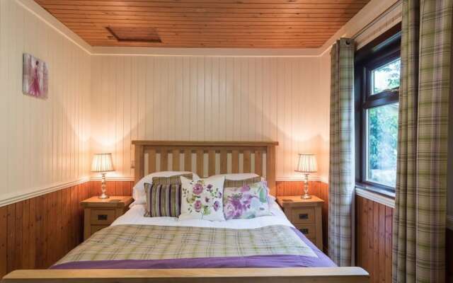 Bluebell Lodge 2 with Hot Tub
