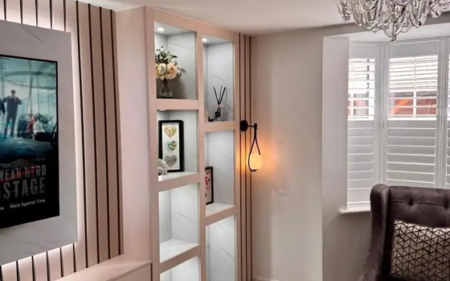High END Spacious 4 Bed House - Free Parking