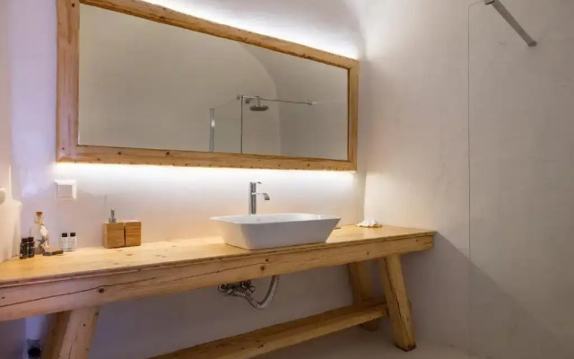 Karpimo & Fertimo Suites Santorini