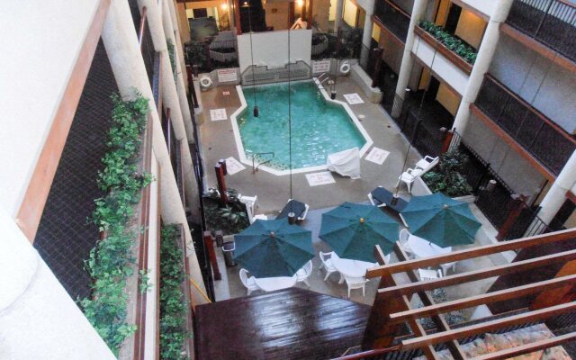 Quality Inn & Suites Downtown North